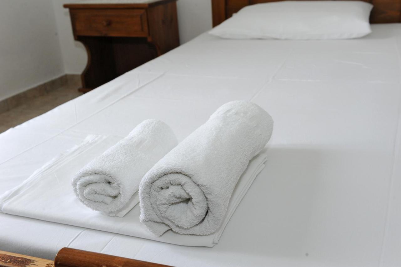 Morfeas Hotel Trypiti Bagian luar foto